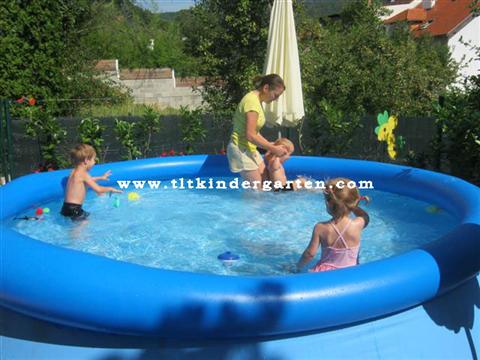 Ljetni kamp - kupanje na bazenu